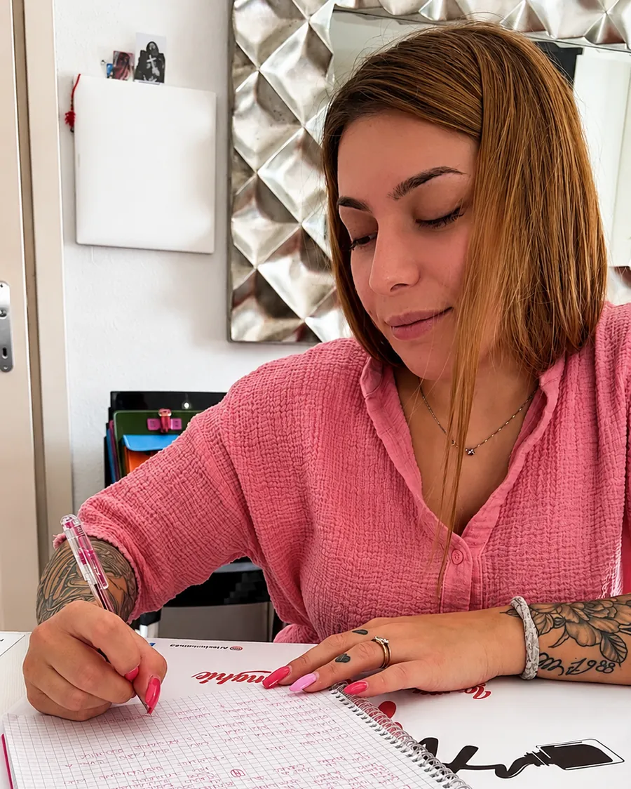 Giuliana Sanna durante lo studio e la progettazione di un trattamento
