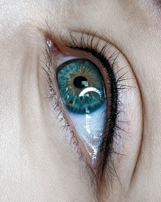 Eyeliner semipermanente sulla rima ciliare