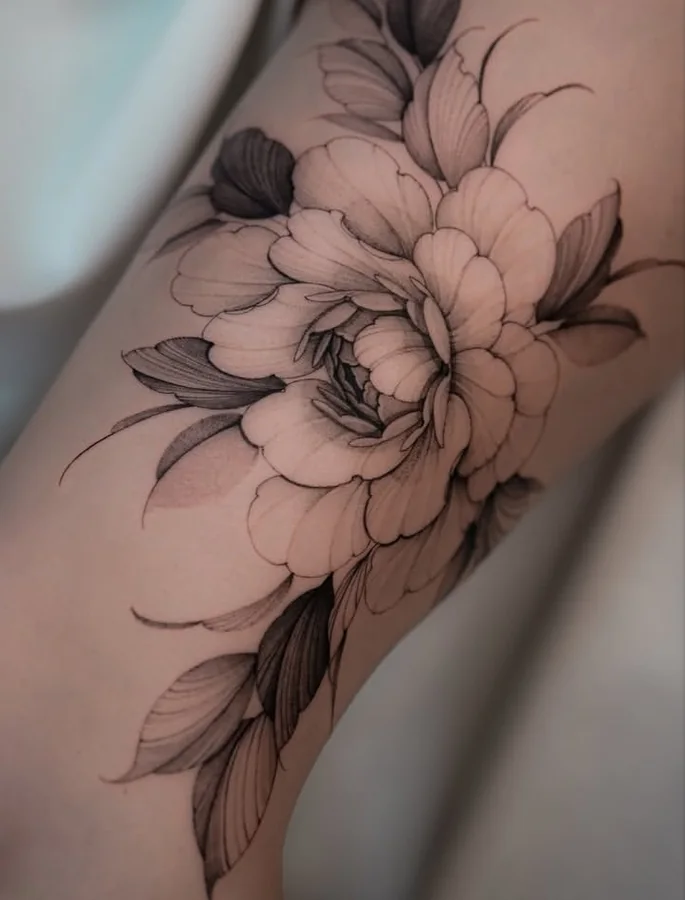 Peonia fine line sull'avambraccio