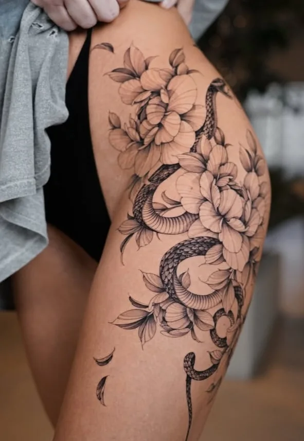 Fiori e serpente sul fianco